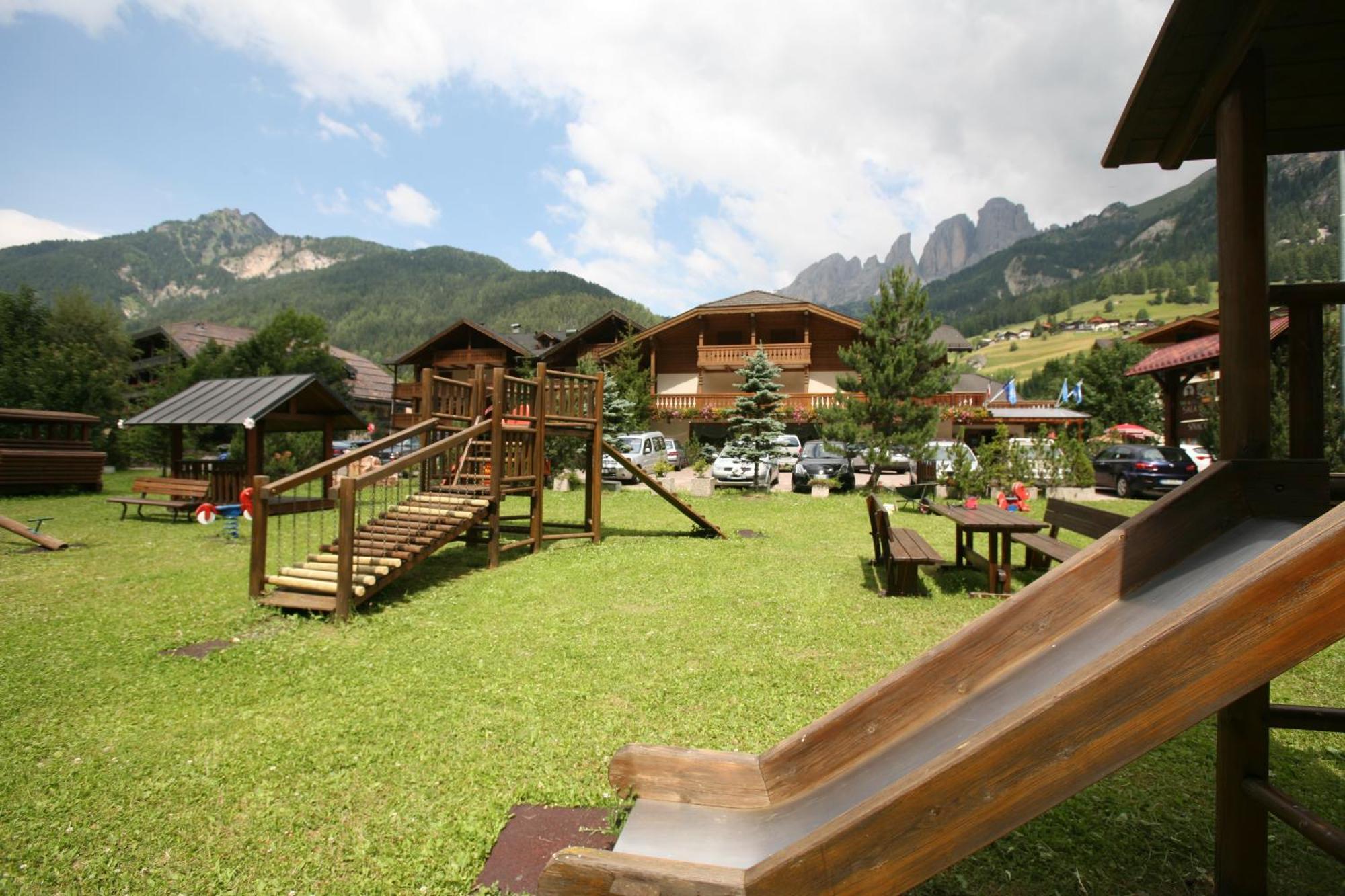 Hotel Sella Ronda Serenella Campitello di Fassa Kültér fotó