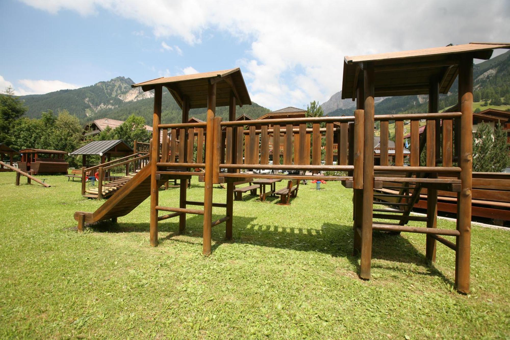 Hotel Sella Ronda Serenella Campitello di Fassa Kültér fotó